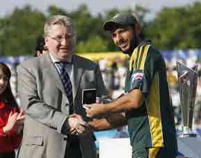 Shahid Afridi receives the Man-of-the-Match award, Pakistan v Sri Lanka, ICC World Twenty20 final, Lord's, June 21, 2009